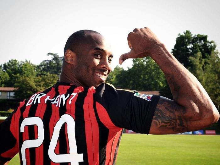 Kobe Bryant fans AC Milan