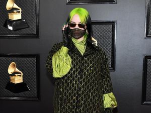 Tampil Total, Billie Eilish Dandan Habis-habisan Tampil Total, Billie Eilish Dandan Habis-habisan