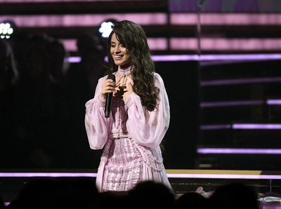 Camila Cabello Persembahkan First Man untuk Sang Ayah