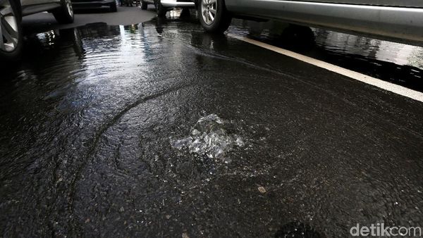 Luapan Misterius bak Mata Air di Jalan MH Thamrin