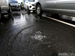 Luapan Misterius bak Mata Air di Jalan MH Thamrin