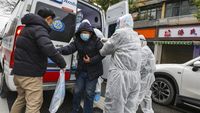 Tim Medis Bahu Membahu Evakuasi Korban Virus Corona di Wuhan