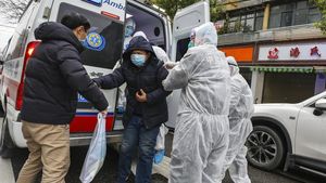 Tim Medis Bahu Membahu Evakuasi Korban Virus Corona di Wuhan