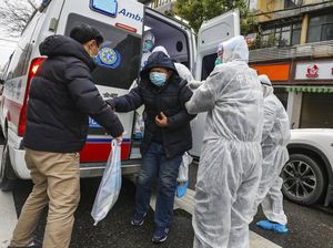 Tim Medis Bahu Membahu Evakuasi Korban Virus Corona di Wuhan