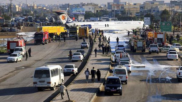 Tergelincir Saat Mendarat, Pesawat Iran Seruduk Jalan Raya