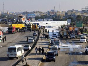 Tergelincir Saat Mendarat, Pesawat Iran Seruduk Jalan Raya