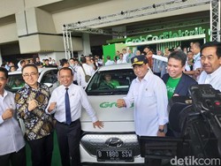 Jajal Mobil Listrik Grab, Begini Komentar Menhub Budi Karya