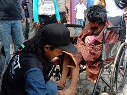 Bujuk Rayu Relawan Saat Potong Rambut Sukiyah yang Dihuni Tikus dan Kecoak