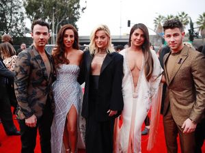 Jonas Brothers & Sisters Pamer Kemesraan di Grammy Awards 2020 Jonas Brothers & Sisters Pamer Kemesraan di Grammy Awards 2020