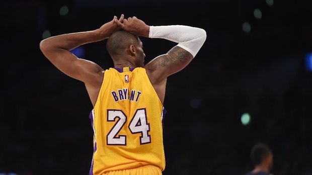 (FILES) In this file photo taken on November 26, 2014 Kobe Bryant (24) of the Los Angeles Lakers reacts after being called for a technical foul in NBA play against the Memphis Grizzlies at Staples Center in Los Angeles, California. - NBA legend Kobe Bryant died Sunday in a helicopter crash in suburban Los Angeles, celebrity website TMZ reported, saying five people are confirmed dead in the incident. (Photo by Robyn BECK / AFP)