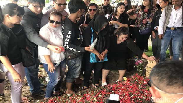 Suasana pemakaman Johny Indo