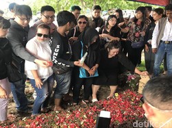 Indahnya Toleransi Beragama di Pemakaman Johny Indo