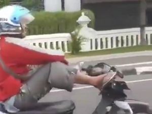 Curahan Hati Ibu Pemotor Santuy yang Viral Nyetir Pakai Kaki di Yogya