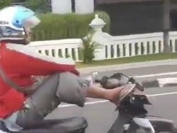 Terungkap, Lur! Ini Identitas Pemotor Santuy Nyetir Pakai Kaki di Yogya