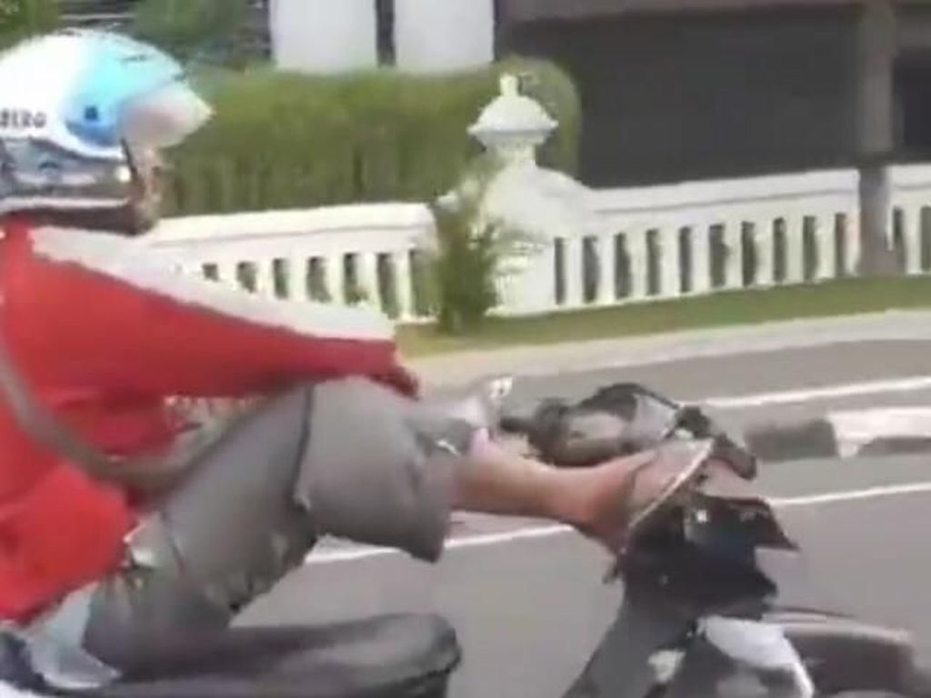 Lagi Viral di Yogya! Ada Pemotor Santuy Banget Nyetir Pakai Kaki Lagi Viral di Yogya! Ada Pemotor Santuy Banget Nyetir Pakai Kaki