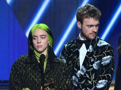 Billie Eilish dan Finneas Terima Piala Song of the Year