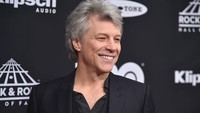 Video: Jon Bon Jovi Balik Manggung Setelah Pulih dari Operasi Pita Suara Video: Jon Bon Jovi Balik Manggung Setelah Pulih dari Operasi Pita Suara