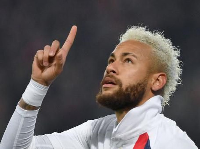Paris Saint-Germain's Brazilian forward Neymar celebrates after scoring a second goal during the French L1 football match between Lille (LOSC) and Paris Saint-Germain (PSG) at the Pierre-Mauroy Stadium in Villeneuve d'Ascq, near Lille, northern France, on January 26, 2020. (Photo by DENIS CHARLET / AFP)