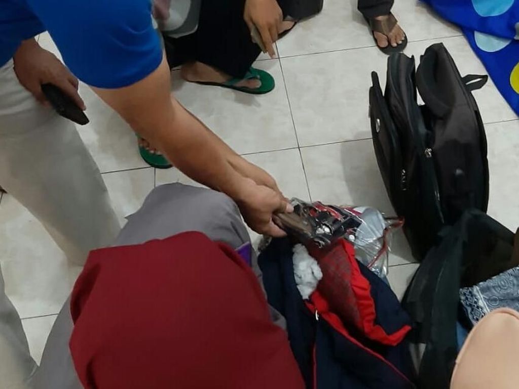Pria Ini Ditangkap Karena Todong Tetangga Kos Pakai Airsoft Gun Pria Ini Ditangkap Karena Todong Tetangga Kos Pakai Airsoft Gun