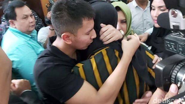 Fairuz A Rafiq tengah dipeluk suaminya, Sonny Septian