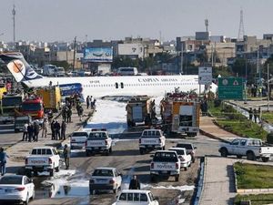 Tergelincir Saat Akan Mendarat, Pesawat Maskapai Iran Berhenti di Jalan Raya