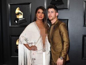 Priyanka Chopra Dinyinyirin karena Gaunnya Ekspos Belahan Dada Priyanka Chopra Dinyinyirin karena Gaunnya Ekspos Belahan Dada