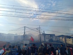 Kebakaran di Jaksel Jadi Tontonan, Warga Berkerumun hingga Pinggir Rel