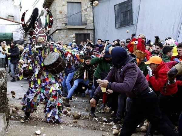 Potret Festival Unik, Hewan Buas Jalan-Jalan & Lempar Lobak