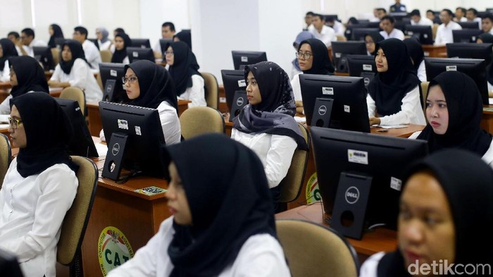 Ujian CPNS di Kantor BKN Seleksi kompetensi dasar (SKD) calon pegawai negeri sipil (CPNS) digelar serentak hari ini. Peserta penuhi Kantor BKN untuk mengikuti tes tersebut.