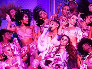 Ariana Grande Buang-buang Uang di Atas Panggung