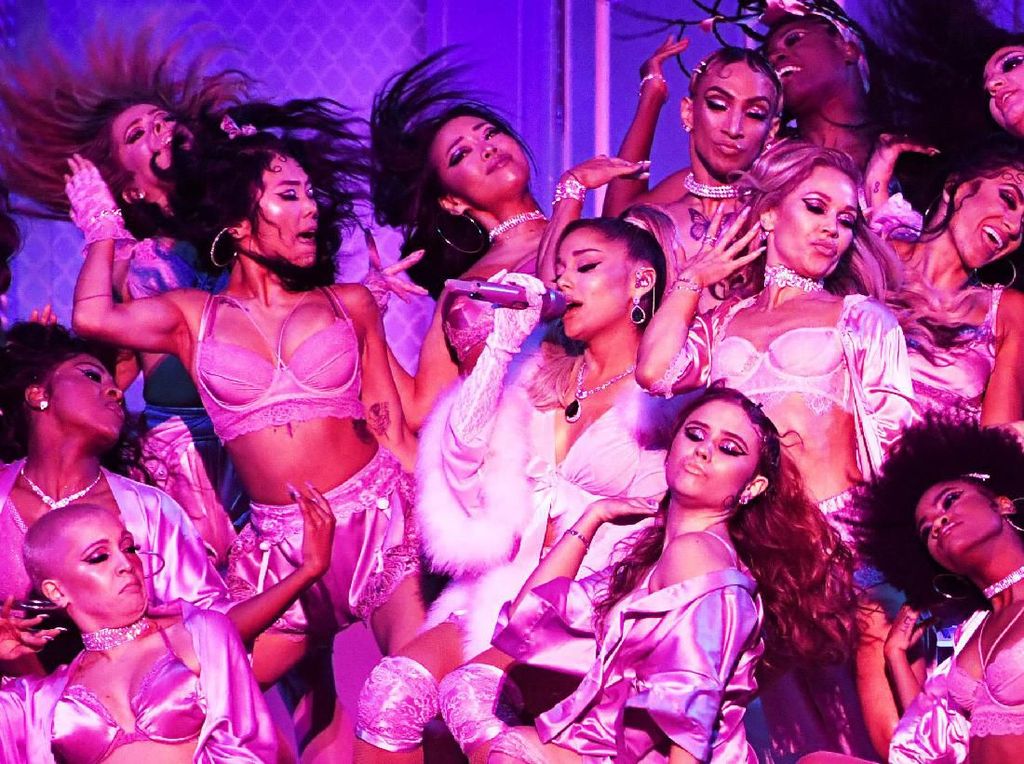 Ariana Grande Buang-buang Uang di Atas Panggung Ariana Grande Buang-buang Uang di Atas Panggung