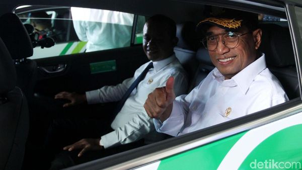 Momen Menhub Budi Karya Luncurkan Taksi Listrik di Bandara Soetta