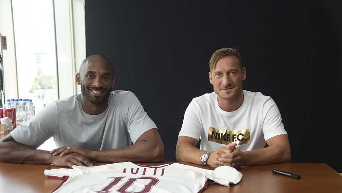 Kobe Bryant Kobe Bryant bersama dengan Francesco Totti