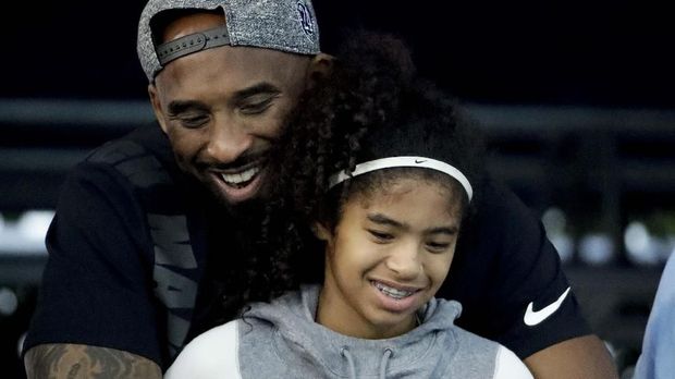 Kobe Bryant meninggal dunia karena kecelakaan helikopter.