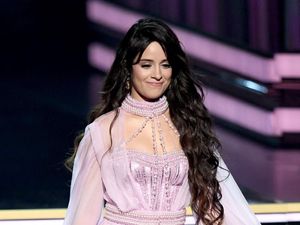 Penampilan Baru Camila Cabello dengan Rambut Bob, Makin Cantik & Imut Penampilan Baru Camila Cabello dengan Rambut Bob, Makin Cantik & Imut