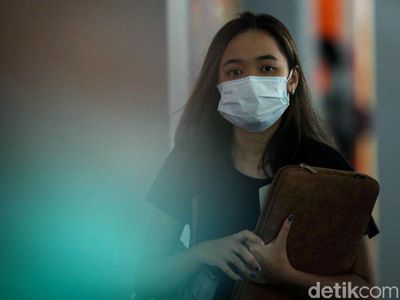 Antisipasi Virus Corona, Warga Pakai Masker di Bandara Soetta
