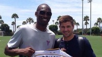 Kobe Bryant pernah memberikan jersey LA Galaxy bernomor 24 bertuliskan Bryant kepada Steven Gerrard. (Foto: Instagram @Stevengerrard)