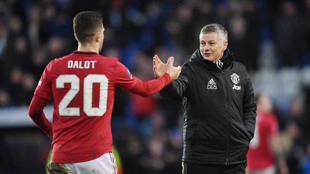 BIRKENHEAD, ENGLAND - JANUARY 26: Ole Gunnar Solskjaer, Manager of Manchester United embraces Diogo Dalot of Manchester United after the FA Cup Fourth Round match between Tranmere Rovers and Manchester United at Prenton Park on January 26, 2020 in Birkenhead, England. (Photo by Gareth Copley/Getty Images)