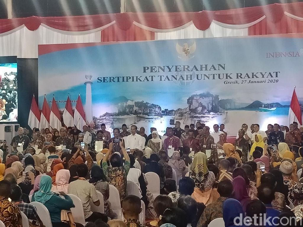 Bagikan 2.020 Sertifikat Tanah di Gresik, Jokowi Bicara soal Konflik Lahan Bagikan 2.020 Sertifikat Tanah di Gresik, Jokowi Bicara soal Konflik Lahan