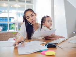 Ahli Ekonomi Ungkap Sisi Negatif Wanita WFH, Dianggap Bisa Merusak Karier