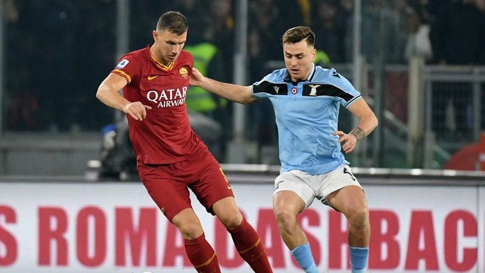 ROME, ITALY - JANUARY 26: Patricio Gil Gabarron of SS Lazio compete for the ball with Edin Dzeko of AS Roma during the Serie A match between AS Roma and  SS Lazio at Stadio Olimpico on January 26, 2020 in Rome, Italy. (Photo by Marco Rosi/Getty Images)