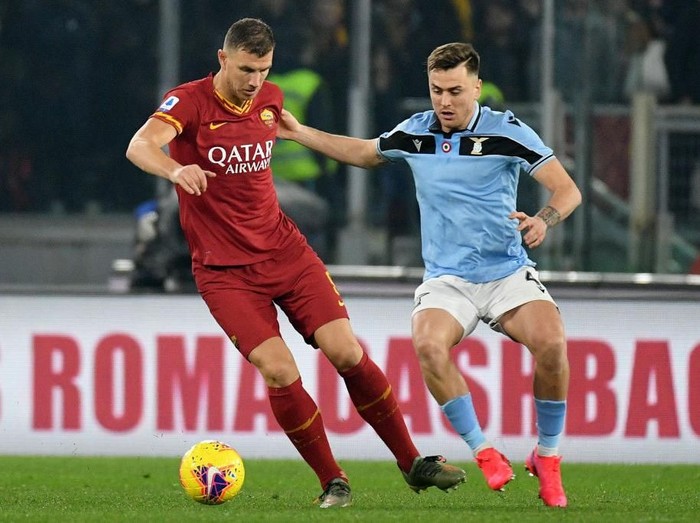 ROME, ITALY - JANUARY 26: Patricio Gil Gabarron of SS Lazio compete for the ball with Edin Dzeko of AS Roma during the Serie A match between AS Roma and  SS Lazio at Stadio Olimpico on January 26, 2020 in Rome, Italy. (Photo by Marco Rosi/Getty Images)