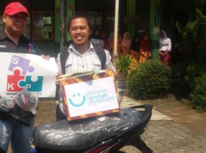 Guru Honorer Bersepatu Bolong di Sukabumi Dapat Motor: Ini Karena Doa Ibu
