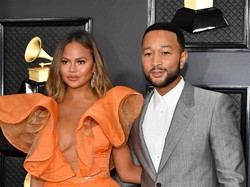 Alasan Chrissy Teigen Lakukan Operasi Payudara Lagi: Masih Kebesaran