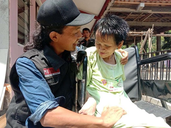 Sukiyah bersama relawan Ardian Kurniawan Santoso. Foto: Dok. ACT