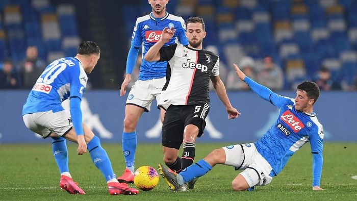 napoli vs juventus liga italia serie a napoli juventus miralem pjanic NAPLES, ITALY - JANUARY 26: Miralem Pjanic of Juventus vies with Diego Demme of SSC Napoli during the Serie A match between SSC Napoli and Juventus at Stadio San Paolo on January 26, 2020 in Naples, Italy. (Photo by Francesco Pecoraro/Getty Images)