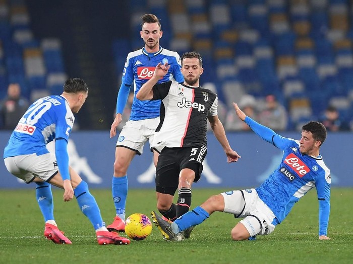 NAPLES, ITALY - JANUARY 26: Miralem Pjanic of Juventus vies with Diego Demme of SSC Napoli during the Serie A match between SSC Napoli and  Juventus at Stadio San Paolo on January 26, 2020 in Naples, Italy. (Photo by Francesco Pecoraro/Getty Images)