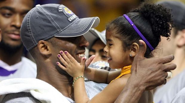 Kobe Bryant dan Gianna meninggal dunia dalam kecelakaan helikopter.