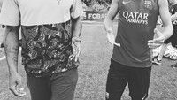 Dalam kunjungannya ke latihan Barcelona tersebut, Kobe Bryant juga terlihat akrab dengan Gerrard Pique (Foto: Instagram/@3Gerrardpique)