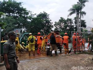 Banjir di Pondok Labu Jaksel Surut, Warga Bersih-bersih Rumah